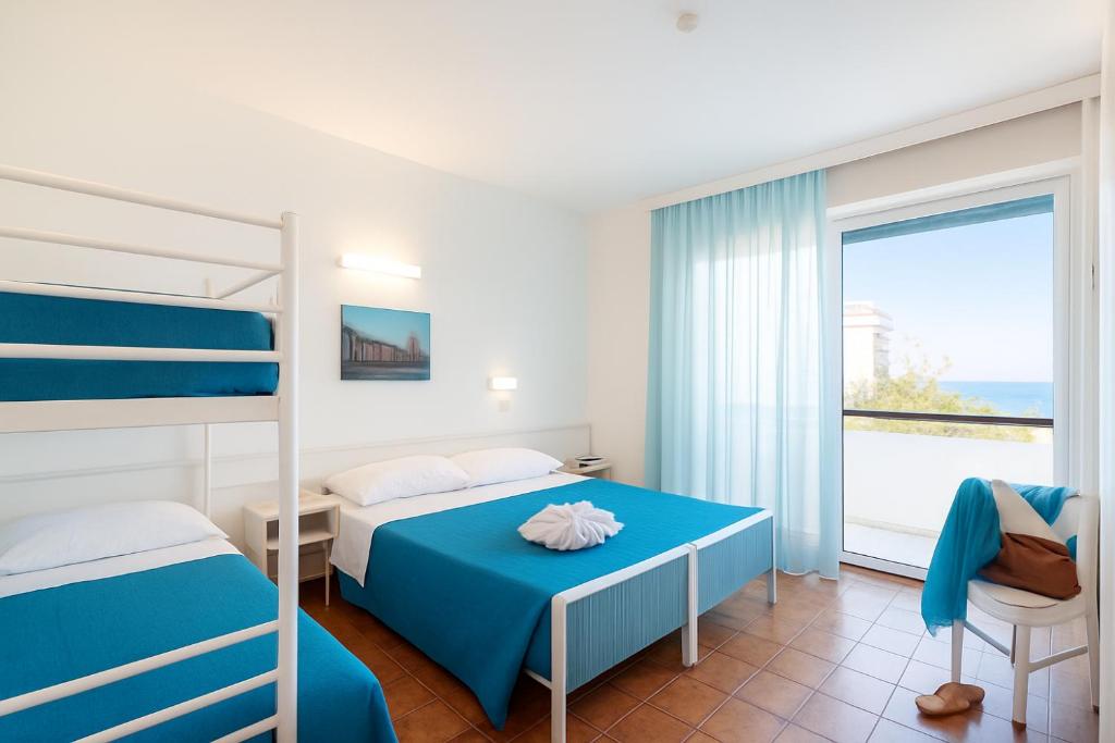 une chambre avec un lit et un lit superposé dans l'établissement Hotel Taunus - Vista Mare, à Riccione