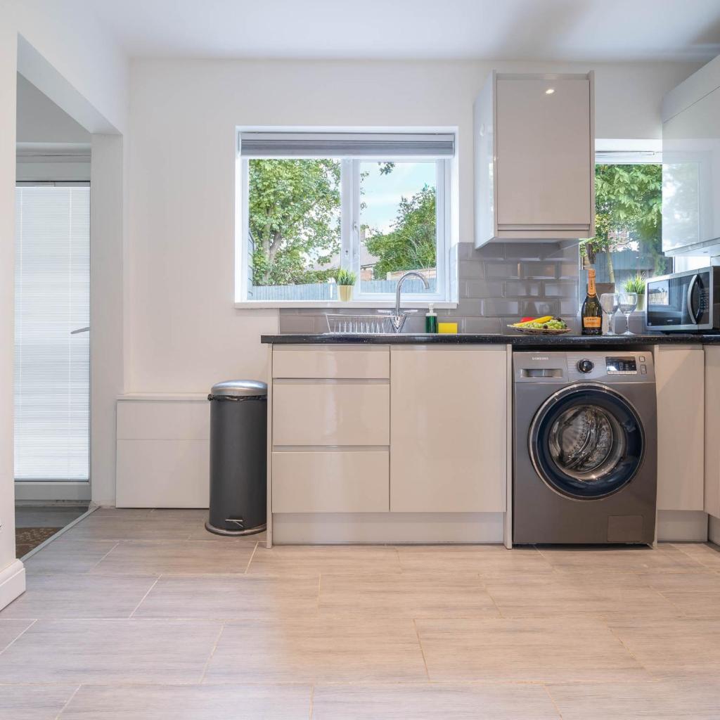 Four Bedroom House - Parking - Garden - Netflix 22C 7