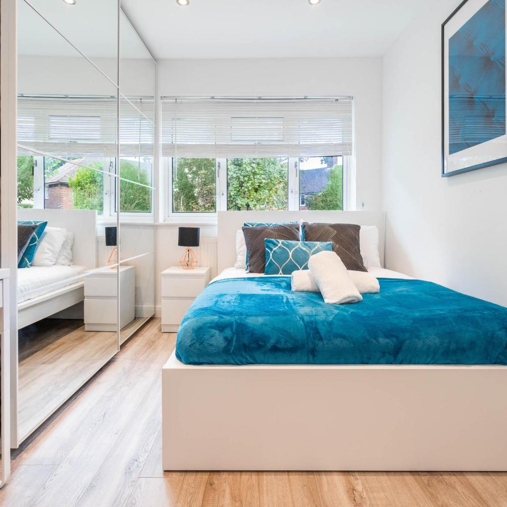 Four Bedroom House - Parking - Garden - Netflix 22C 3
