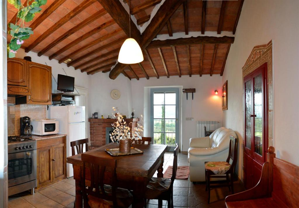 une cuisine avec une table et une salle à manger dans l'établissement Villa le Capanne, à Montecastelli