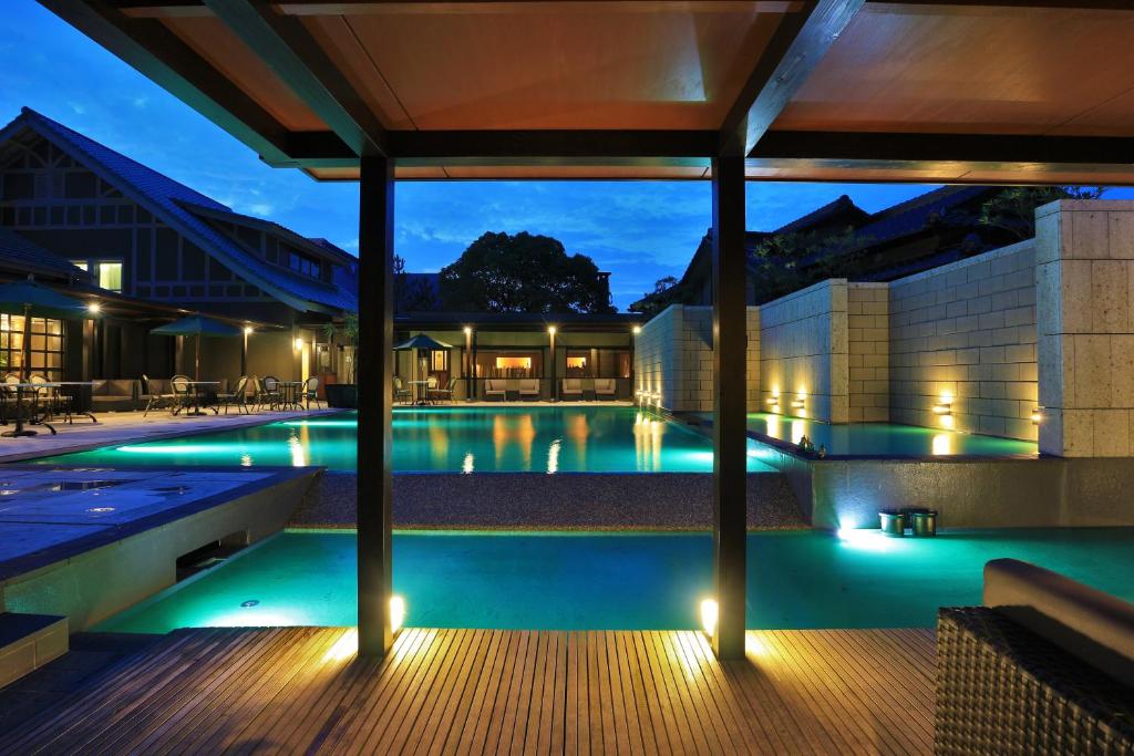- une vue sur la piscine la nuit dans l'établissement AMANE resort GAHAMA, à Beppu