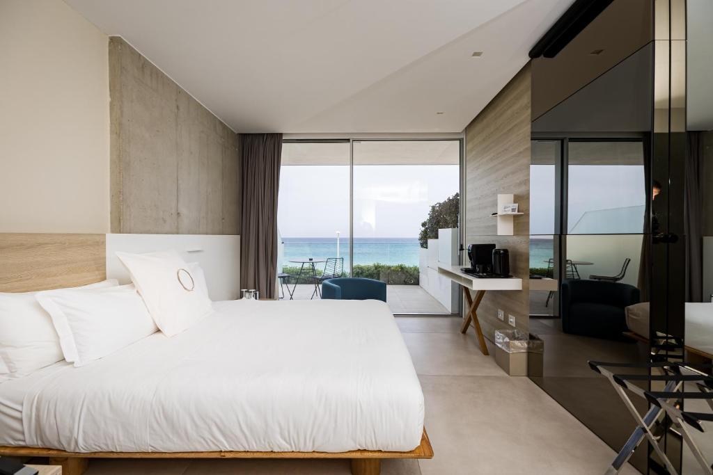 une chambre avec un lit et une vue sur l'océan dans l'établissement Posia Retreat & Spa UNA Esperienze, à San Foca 136 autres photos