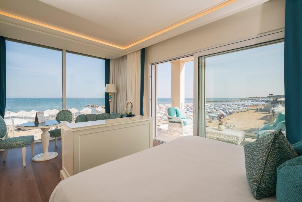 une chambre d'hôtel avec un lit et une vue sur l'océan dans l'établissement Riviera Resort Hotel, à Lignano Sabbiadoro