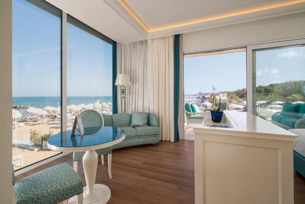 un salon avec vue sur l'océan dans l'établissement Riviera Resort Hotel, à Lignano Sabbiadoro