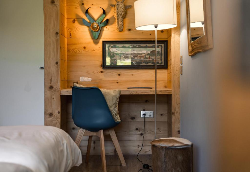 une chambre avec un bureau et une chaise bleue dans une pièce dans l'établissement Maisons de montagne Le Samovar, à Val dʼIsère