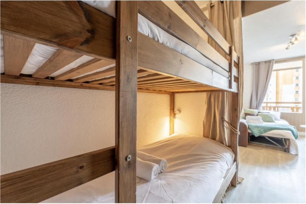 une chambre avec deux lits superposés dans une pièce dans l'établissement Ski In-Out - Heart of Val Thorens Beautiful View, WiFi, à Val Thorens