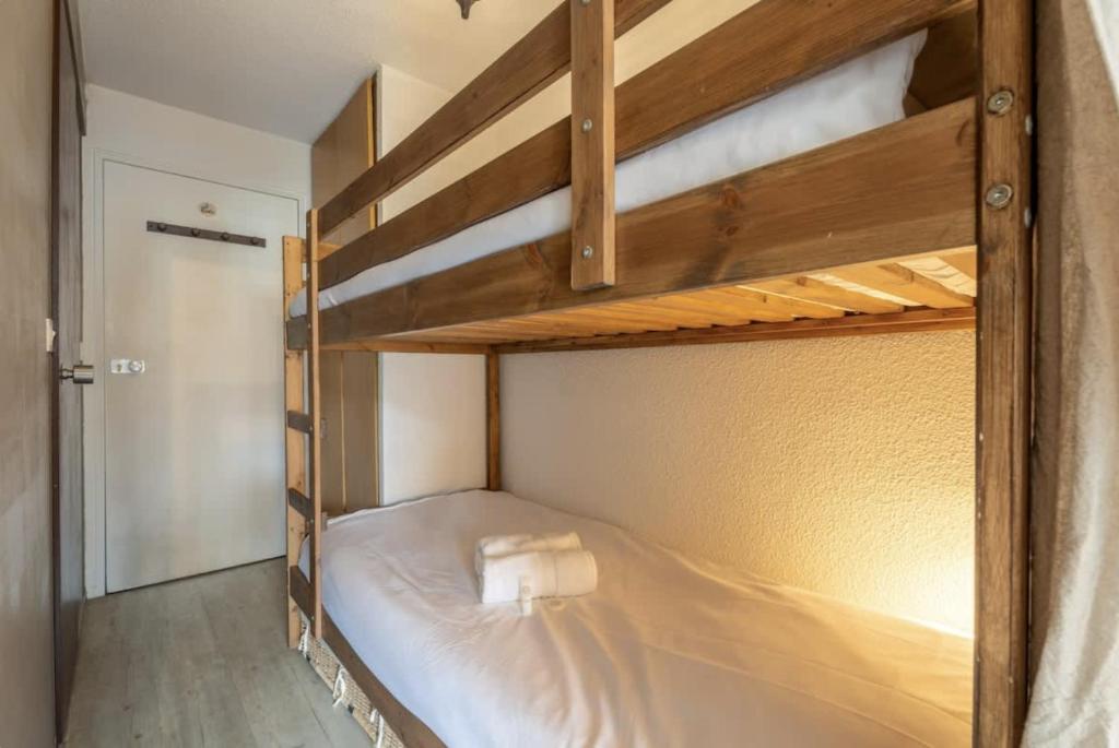 quelques lits superposés dans une chambre dans l'établissement Ski In-Out - Heart of Val Thorens Beautiful View, WiFi, à Val Thorens