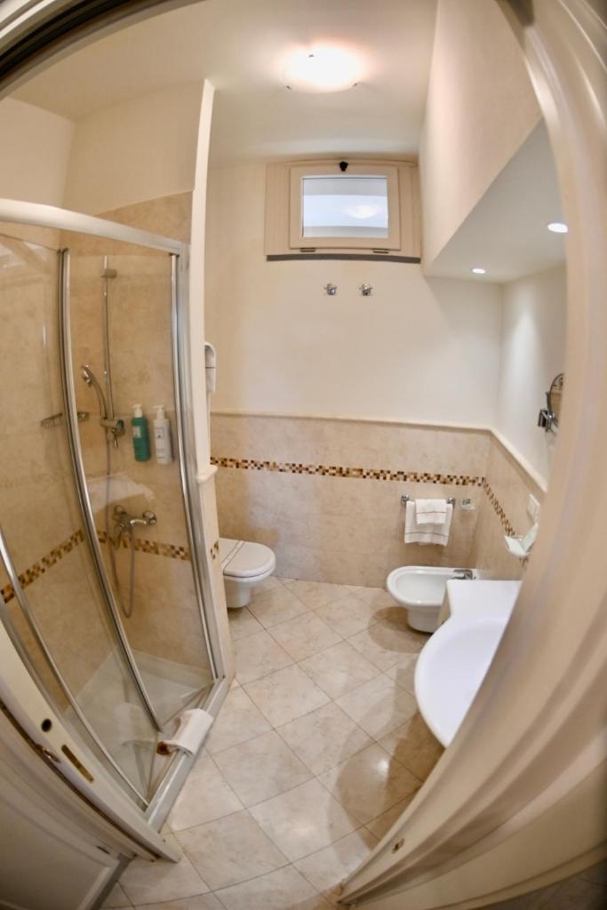 La salle de bains est pourvue de 2 toilettes et d'une douche. dans l'établissement Hotel Airone isola d'Elba, à Portoferraio
