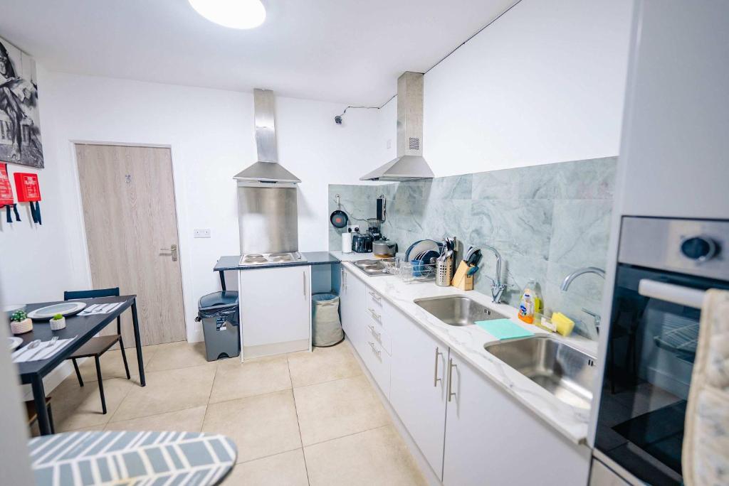 Explore Cardiff - Stylish Studio Apartment Near City Centre 7