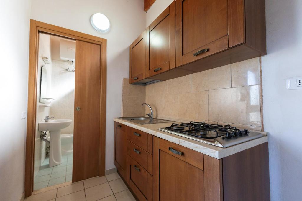 une petite cuisine avec une cuisinière et un évier dans l'établissement Residence Regine Club, à Vieste