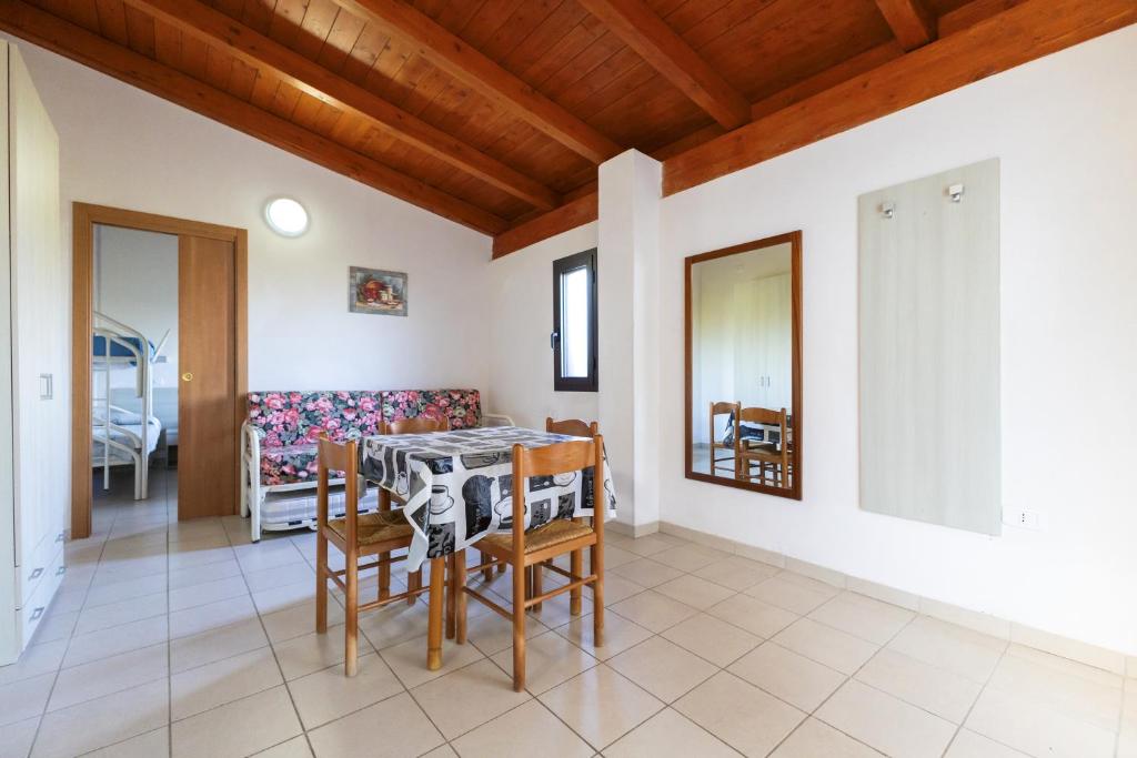une salle à manger avec une table et des chaises dans l'établissement Residence Regine Club, à Vieste