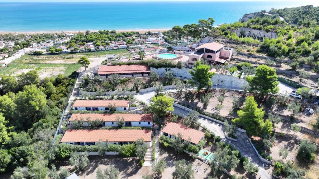 - une vue aérienne sur une maison avec un complexe dans l'établissement Residence Regine Club, à Vieste