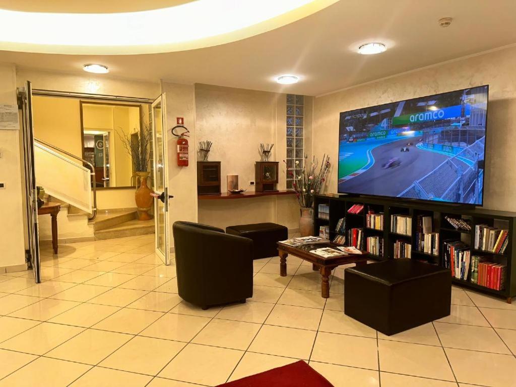 un salon avec une grande télévision à écran plat dans l'établissement Depandance Blue Hotel, à Cesenatico
