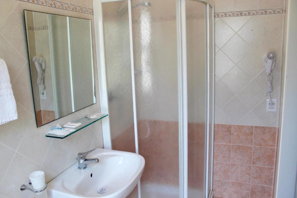 une salle de bain avec douche et lavabo dans l'établissement King Hotel, à Cesenatico 16 autres photos