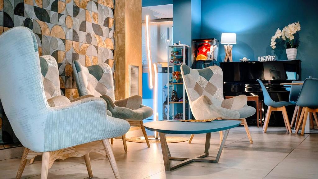 - un groupe de chaises et une table dans une pièce dans l'établissement Hotel D'Atri, à Montesilvano