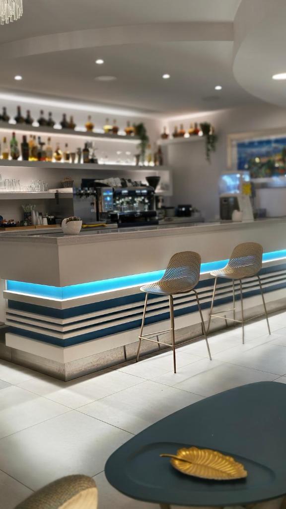 un restaurant avec deux chaises devant un comptoir dans l'établissement Hotel D'Atri, à Montesilvano