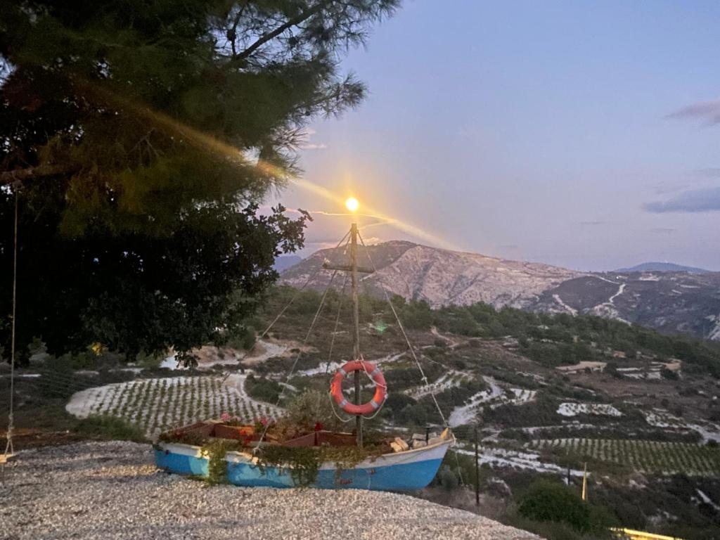 Wohnung in Avdimou: House on a Hill with Stunning Views near Troodos