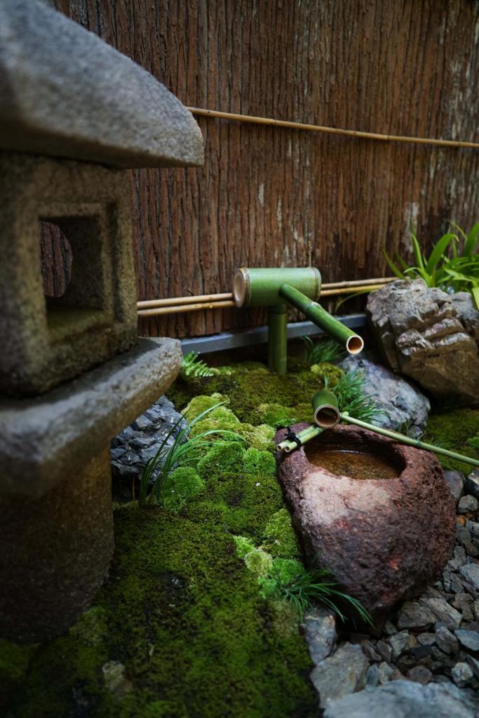 un modèle de jardin avec une fontaine et une mousse dans l'établissement Ryokan Tori, à Kyoto