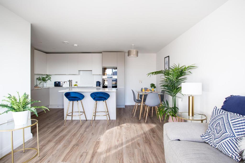 Stylish 2BR Apartments by Luxus Sleeps 6 Central Location 8