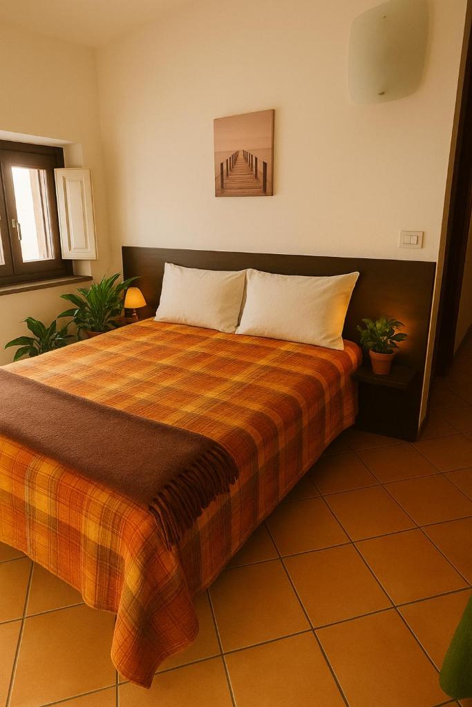 une chambre avec un grand lit dans une pièce dans l'établissement Hotel Poseidonia, à Sapri