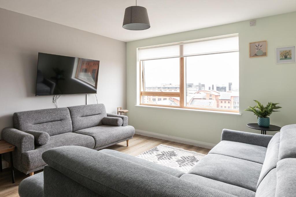 Stylish 2BR Apartments by Luxus Sleeps 6 Central Location 6
