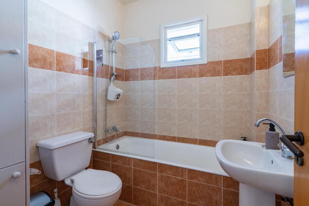 Calina - 3BR Apt W Pool & Balcony in Mackenzie 3