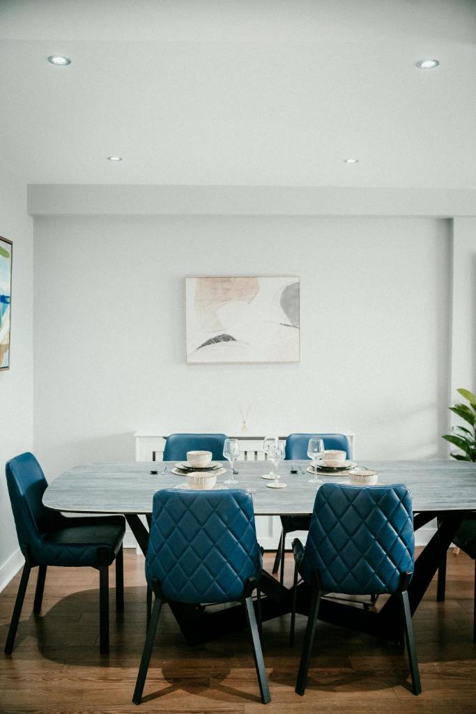Urban Elegance: Luxury; Sleeps 6 8