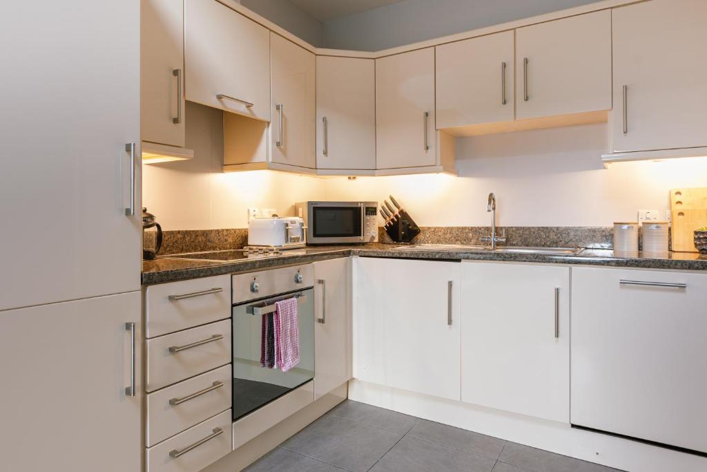Chic Modern Sleeps 6 + Parking 6