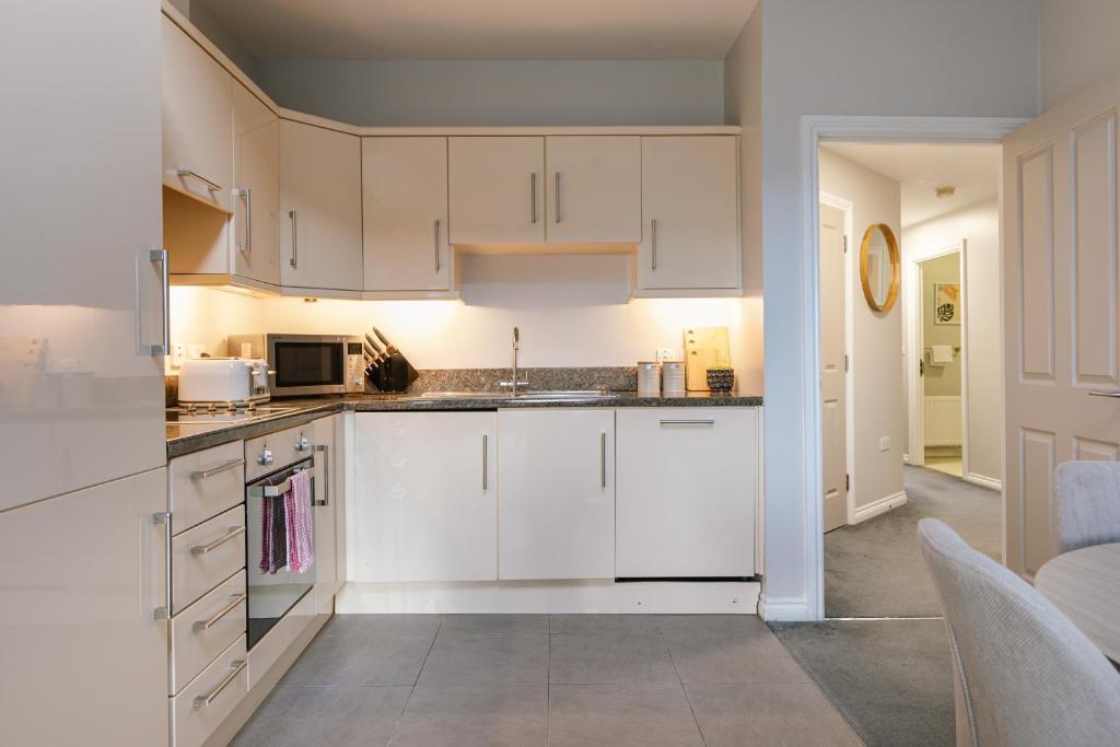 Chic Modern Sleeps 6 + Parking 7