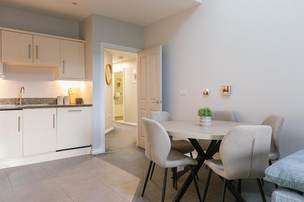 Chic Modern Sleeps 6 + Parking 3