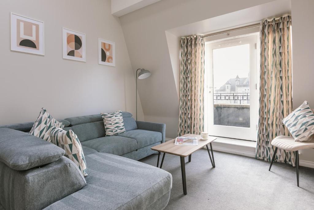 Chic Modern Sleeps 6 + Parking 2