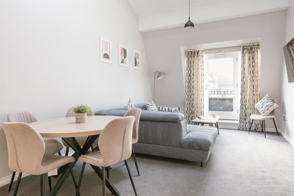 Chic Modern Sleeps 6 + Parking 5