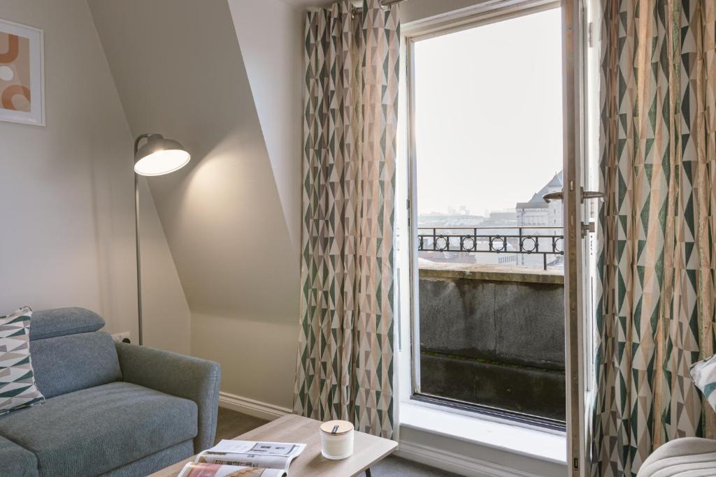 Chic Modern Sleeps 6 + Parking 8