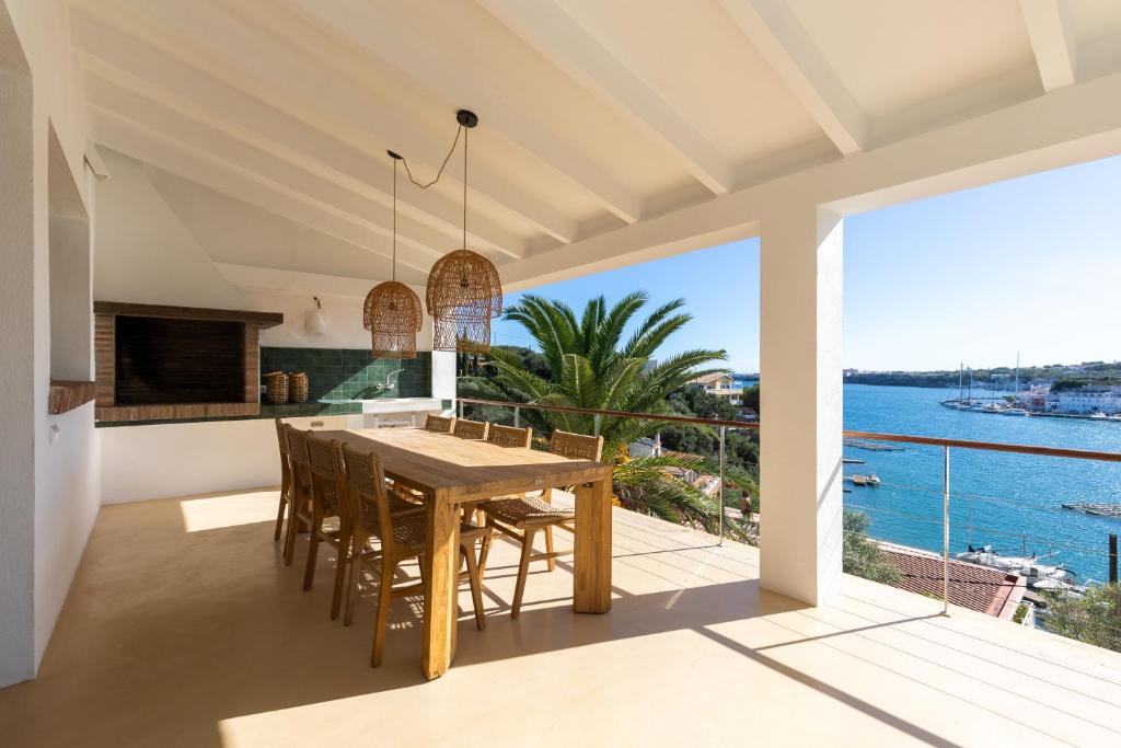 Villa Primavera Renovated Seaview Villa in Mahon