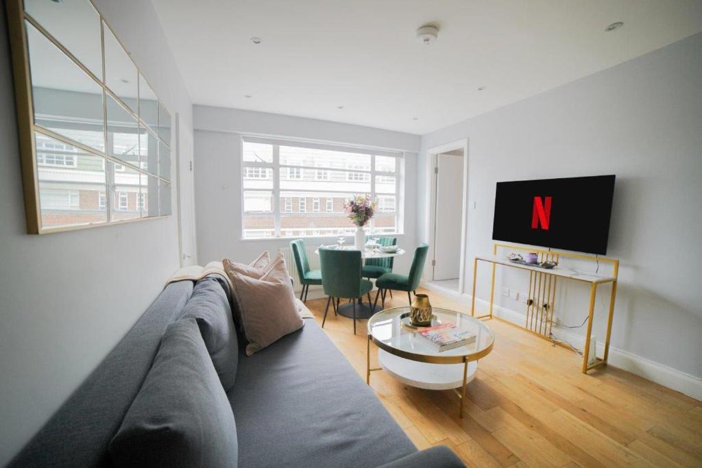 Art deco 1BR apartment in popular Chelsea area 2