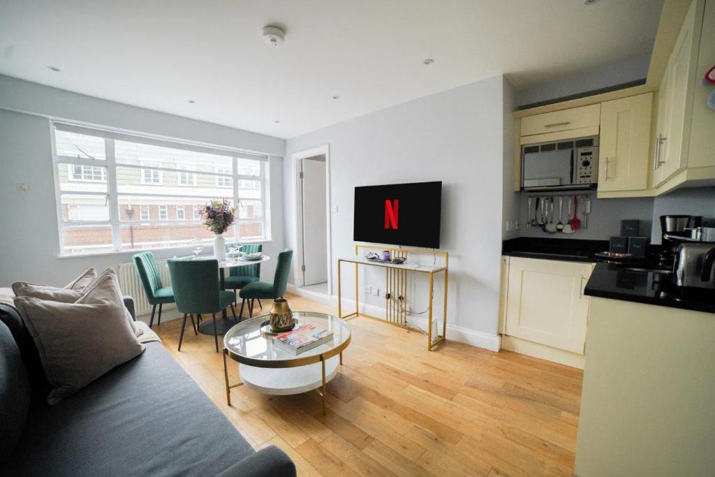 Art deco 1BR apartment in popular Chelsea area 3