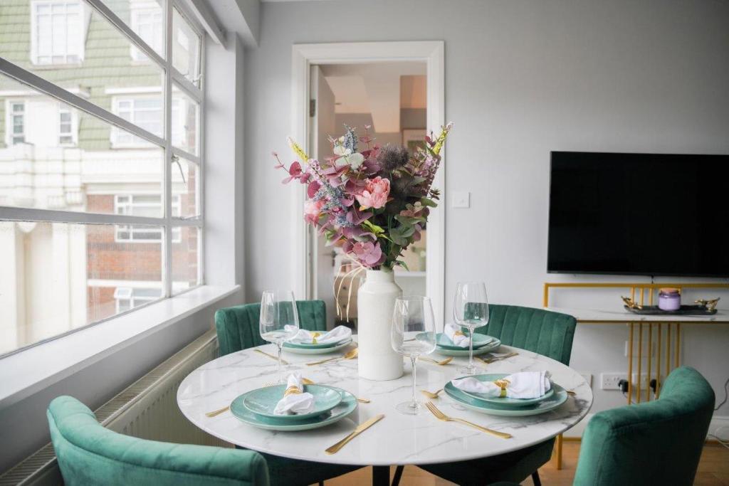Art deco 1BR apartment in popular Chelsea area 5