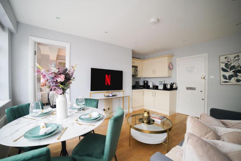 Art deco 1BR apartment in popular Chelsea area 6