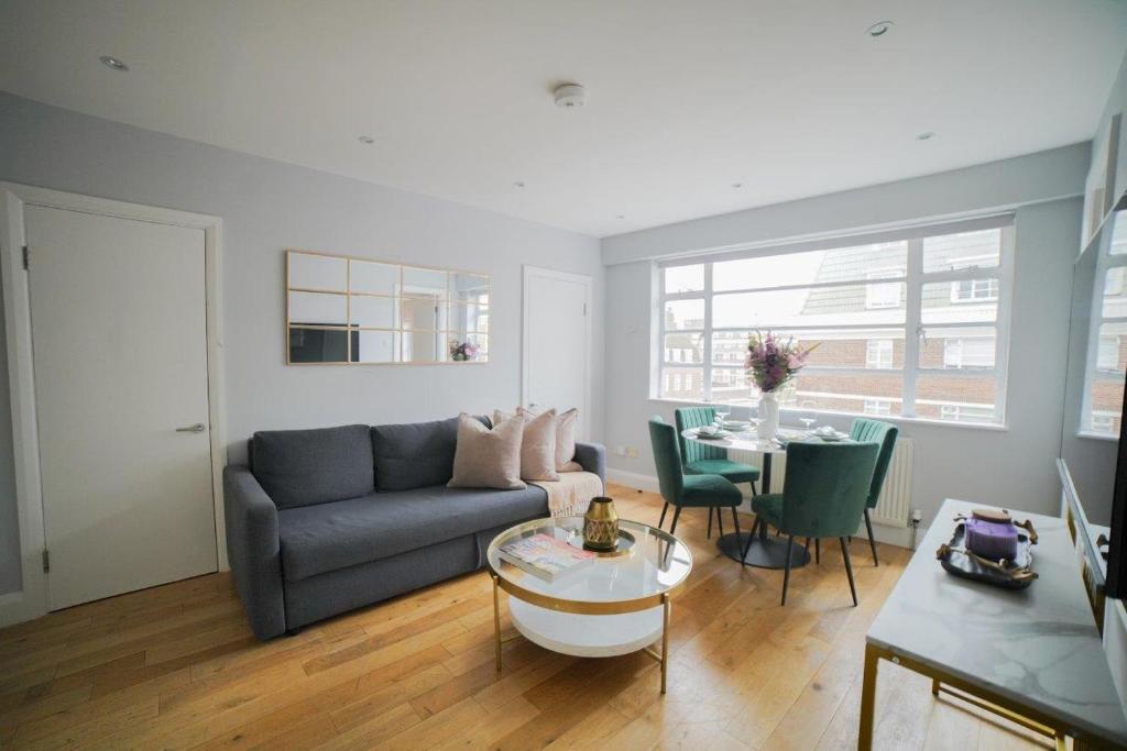 Art deco 1BR apartment in popular Chelsea area 7