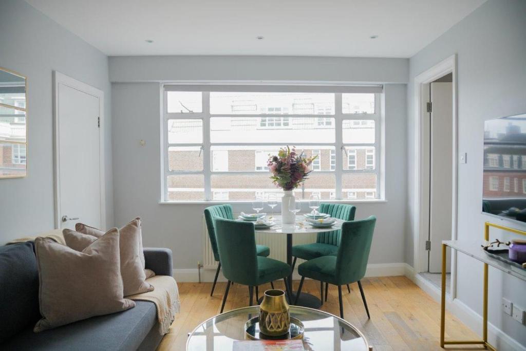 Art deco 1BR apartment in popular Chelsea area 8