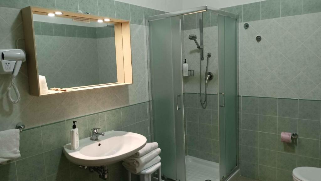 une salle de bain avec une douche et un lavabo et une douche dans l'établissement Hotel Ariston Imperial, à Porto Garibaldi 28 autres photos