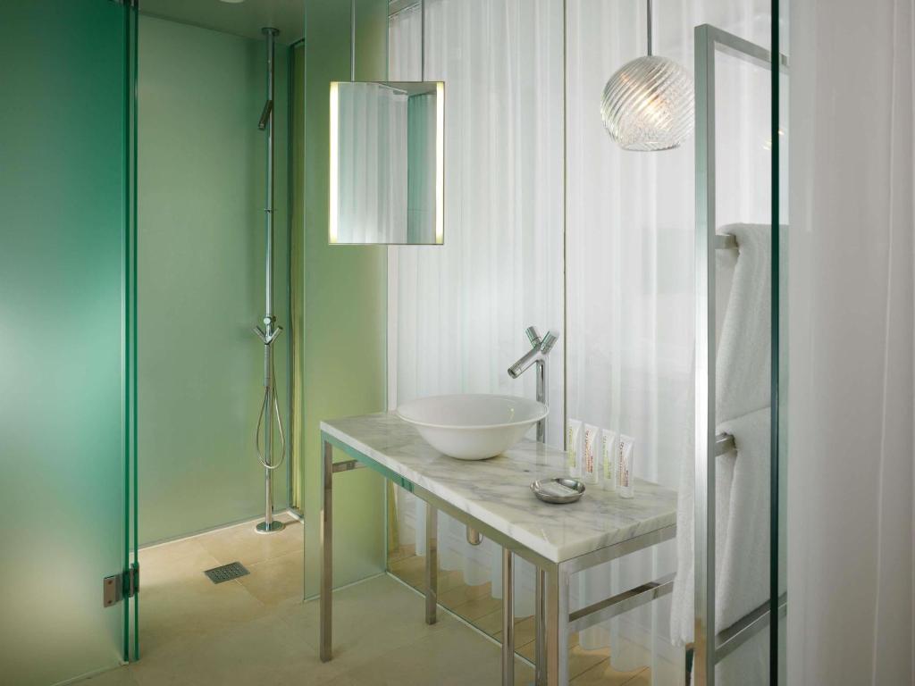 Sanderson London 4