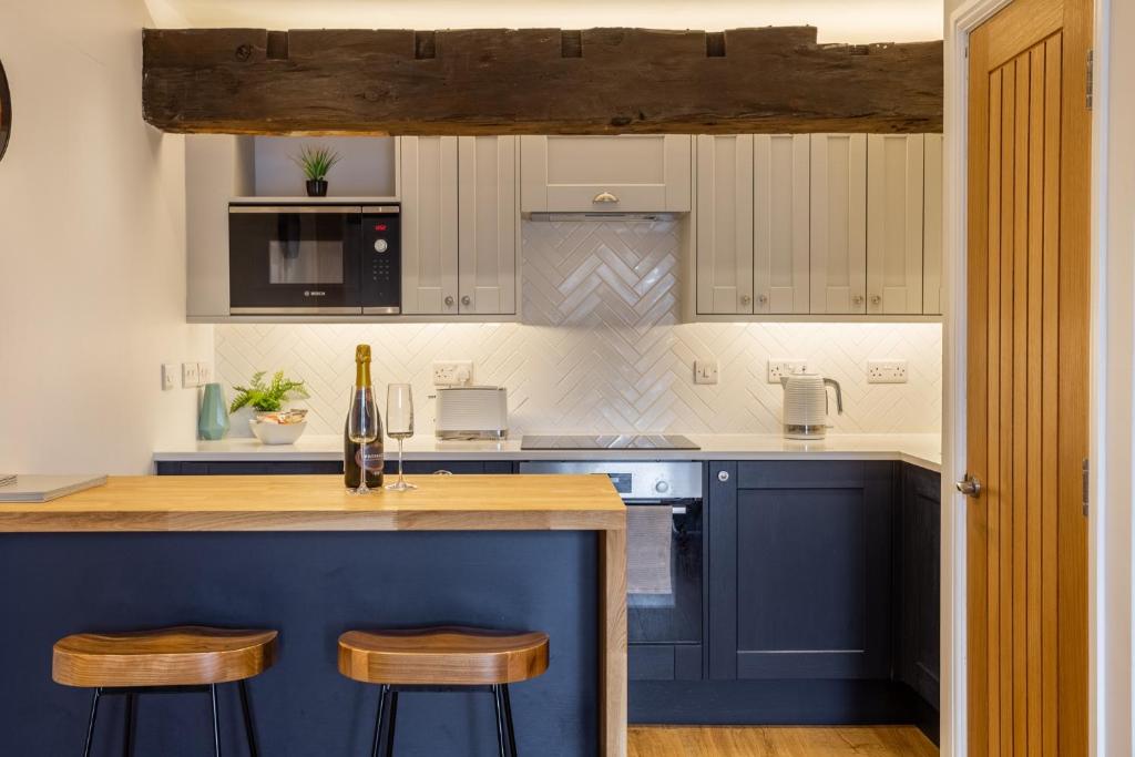 Luxury Apartment Woodsmill View - on the river - with balcony - Recently refurbished 1
