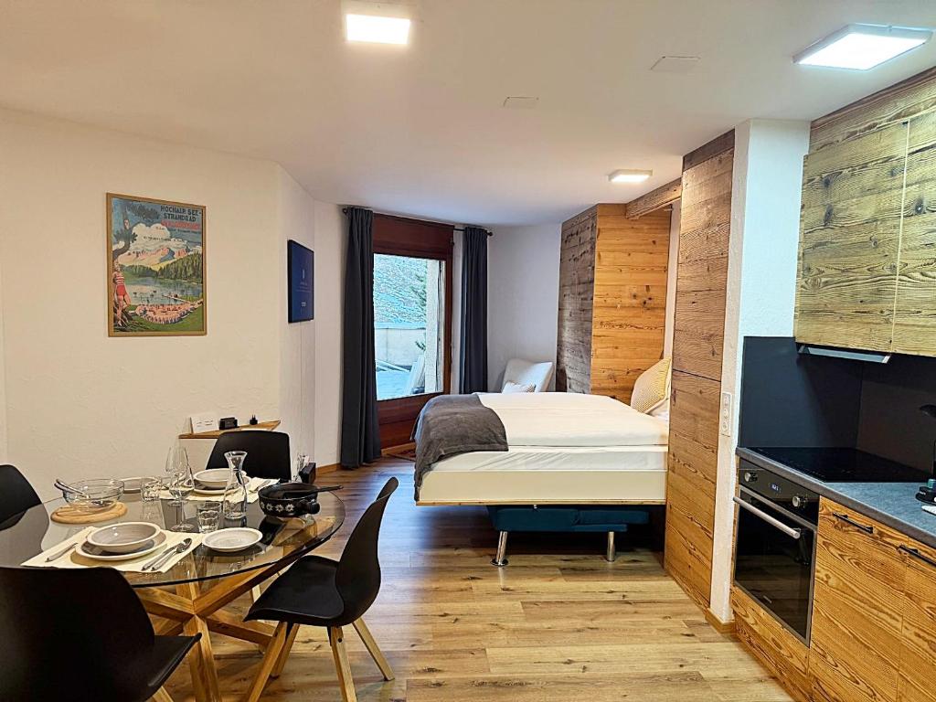 Bijou, Holz, zentral, mit Garage und Pool -CB102-B