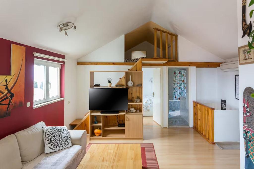 Laura Apartment 8