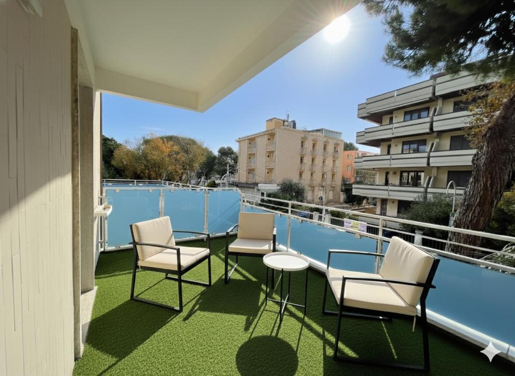 un balcon avec des chaises et une table sur un immeuble dans l'établissement Club Hotel, à Riccione