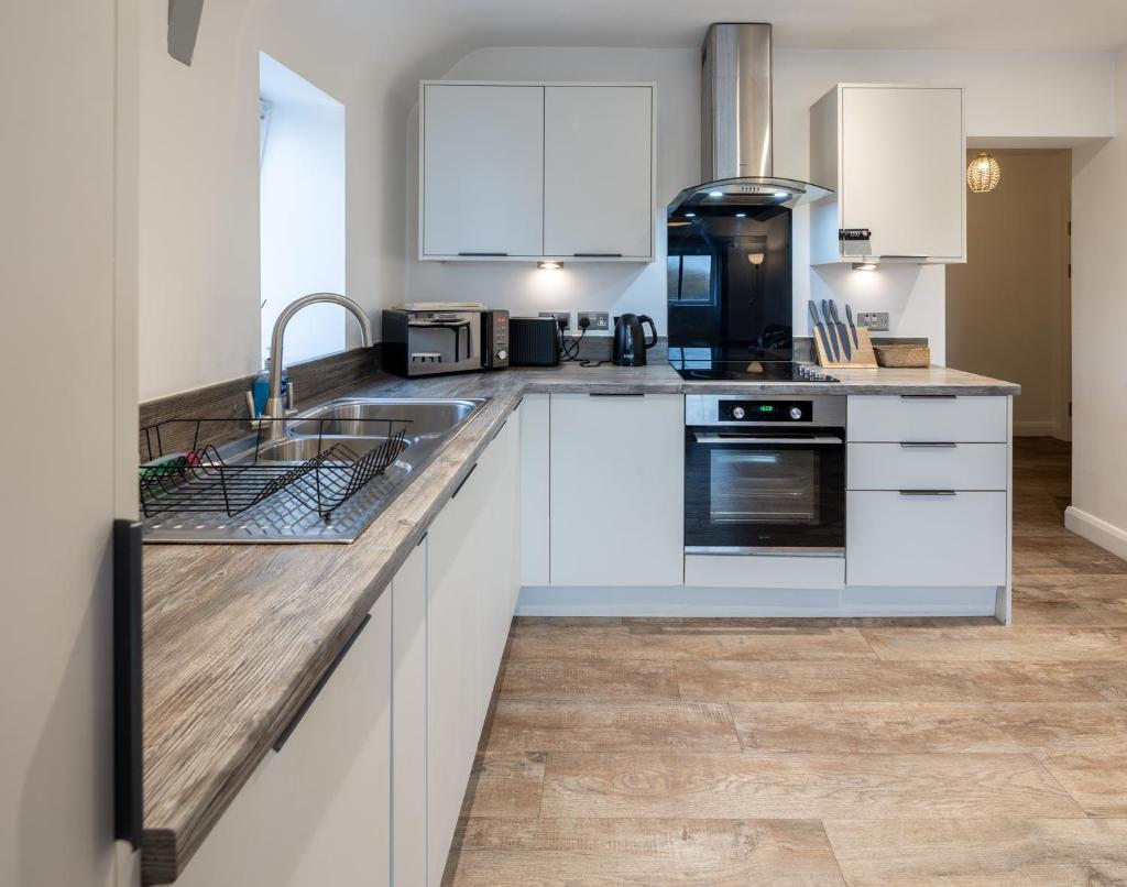 Stylish, Spacious 1 Bedroom Apartment, central 4