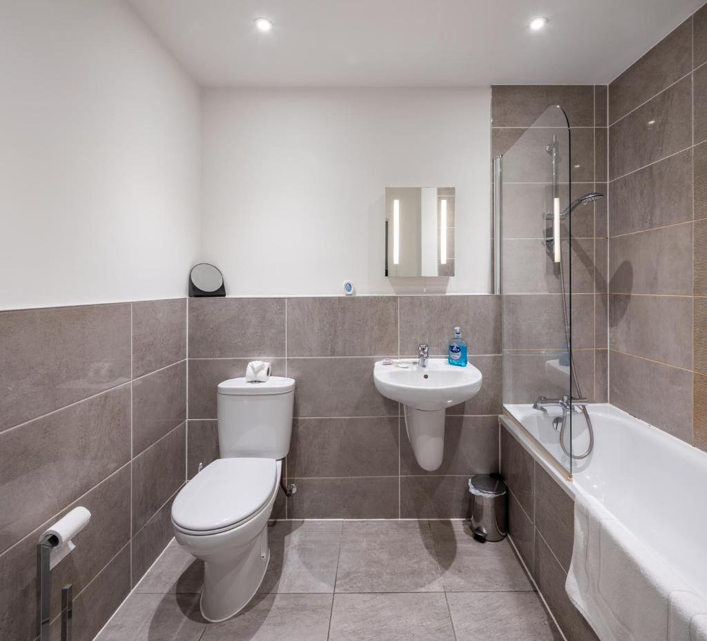 Stylish, Spacious 1 Bedroom Apartment, central 3
