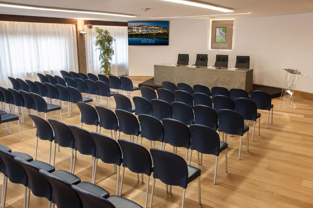 une salle de conférence avec des chaises et un podium dans une pièce dans l'établissement Hotel Airone isola d'Elba, à Portoferraio 156 autres photos