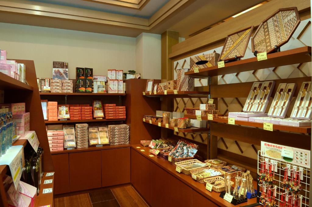 un magasin avec beaucoup de produits sur des rayons dans l'établissement Senkyoro, à Hakone